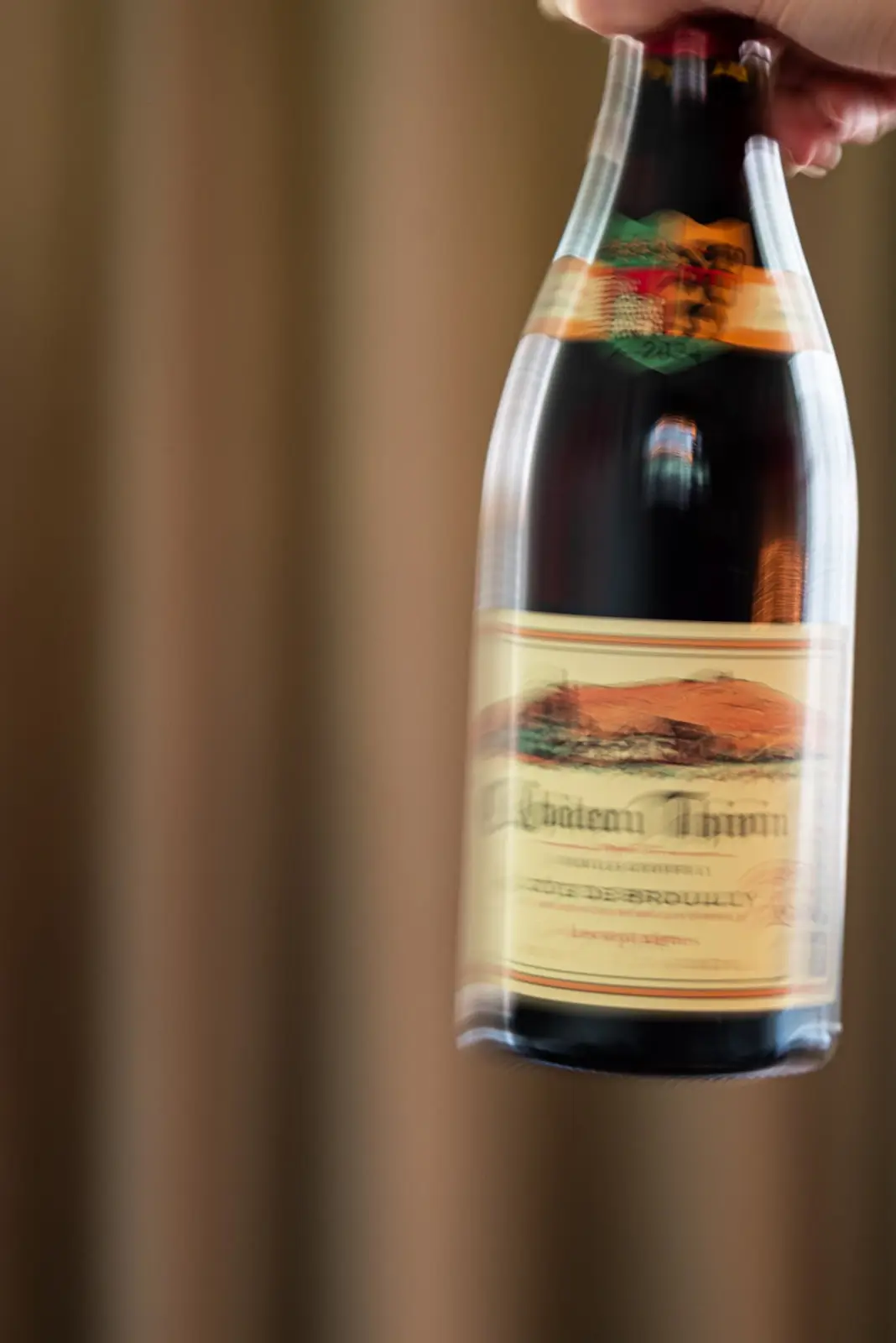 Een fles rode bourgogne voor het linnen gordijn