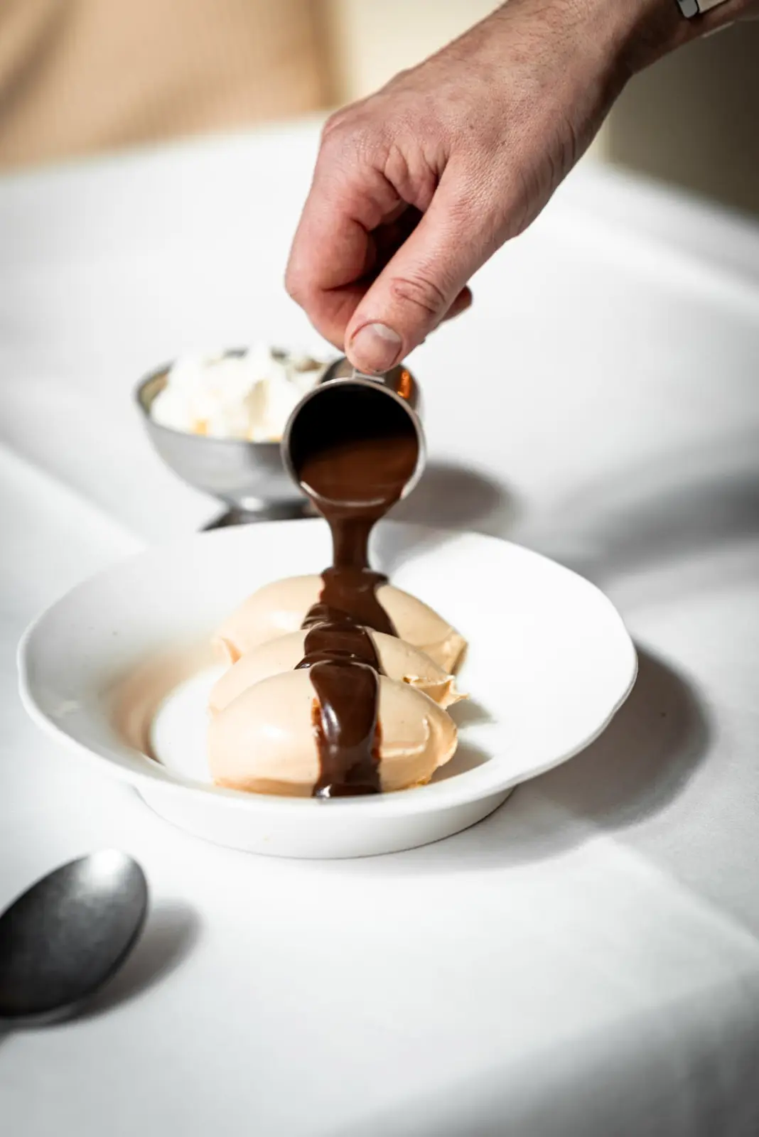 Warme chocoladesaus over een dame blanche
