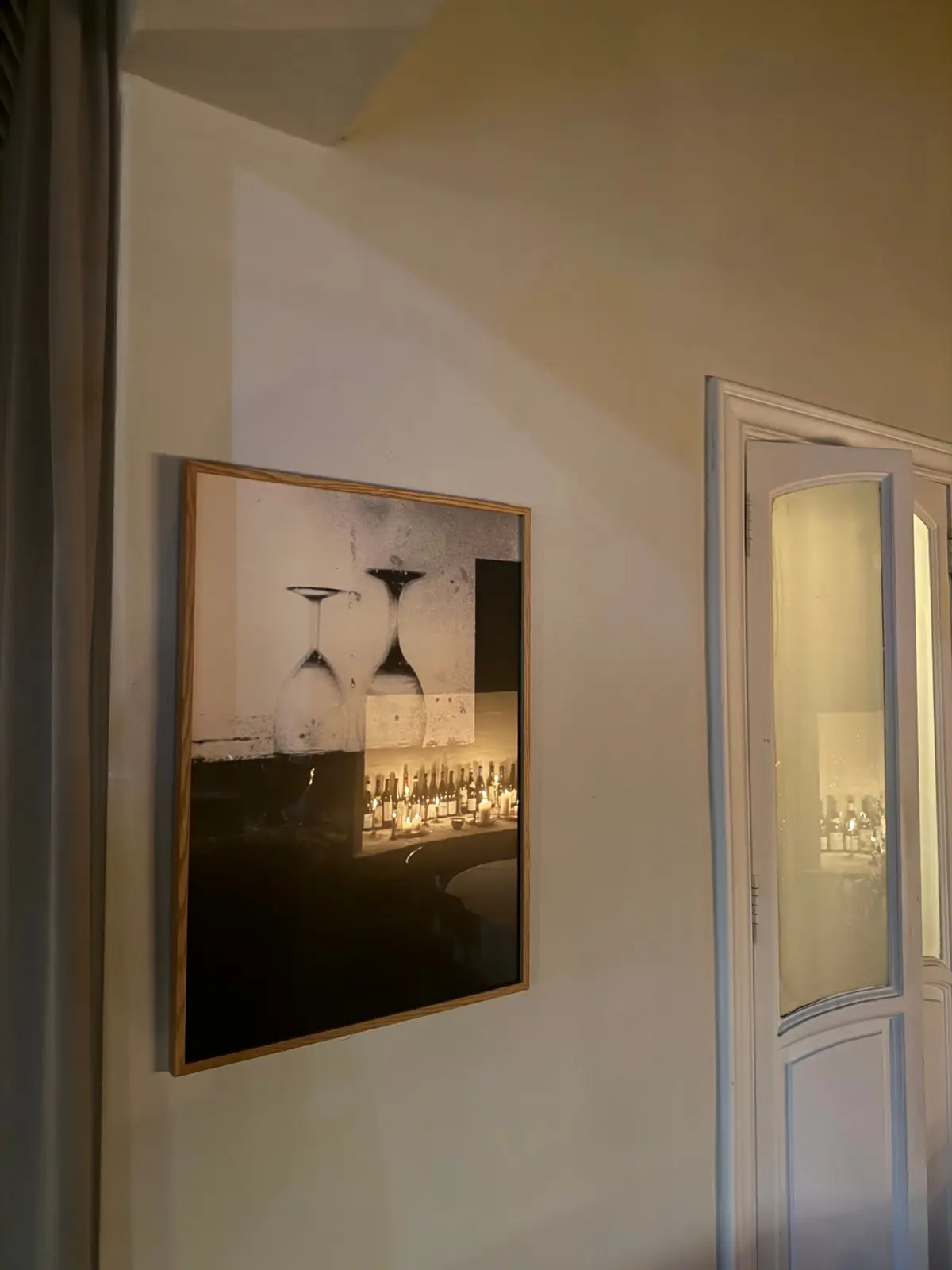 Zwart-witfoto van wijnglazen aan de muur van de zaal