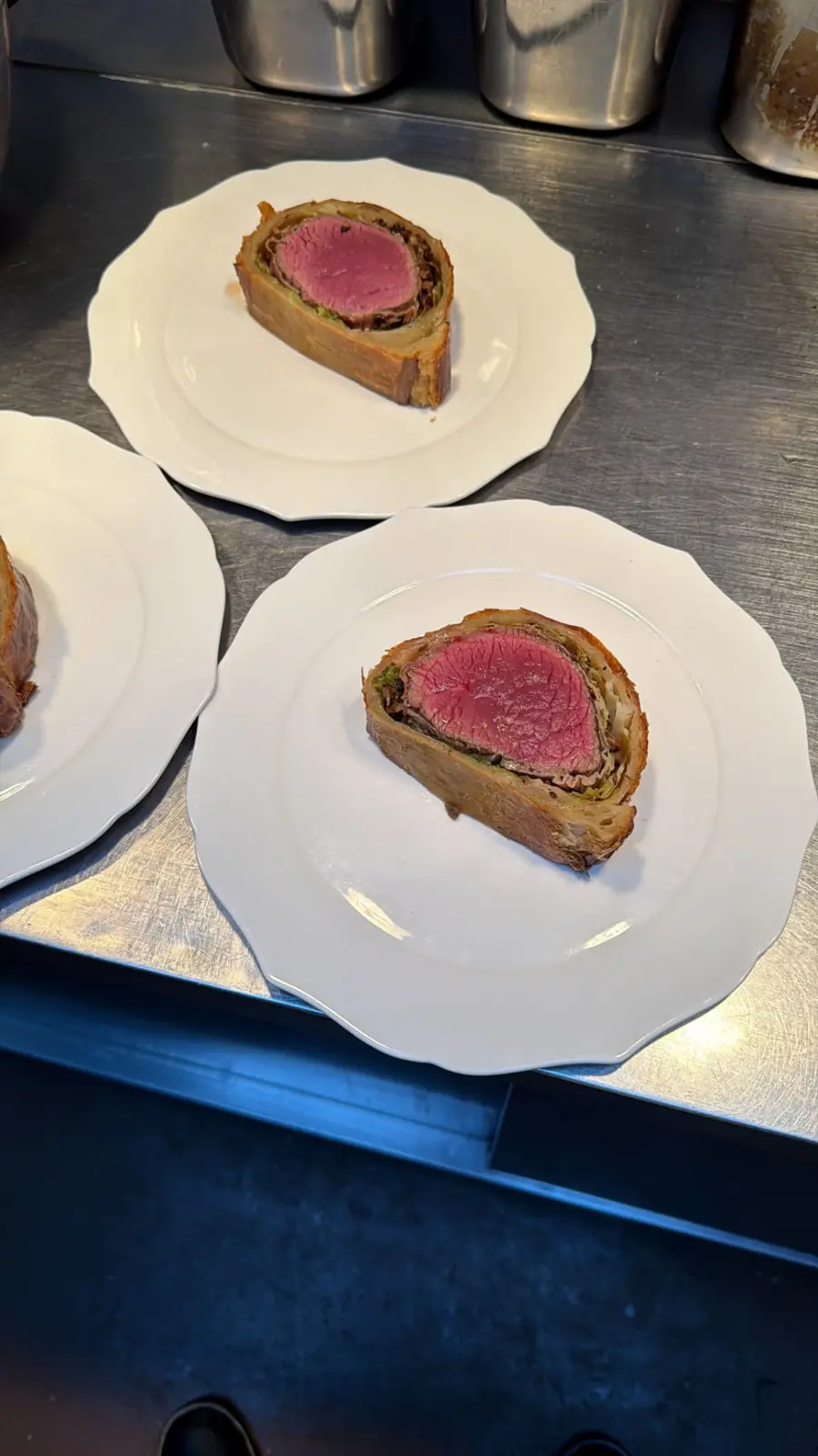 Bordjes met pâté en croûte op de pas
